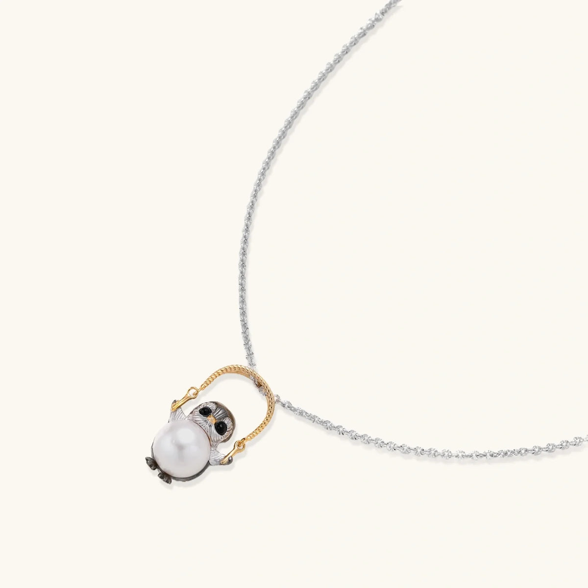Perlenkette mit weiser Eule – Eleganter Schmuck mit Bedeutung