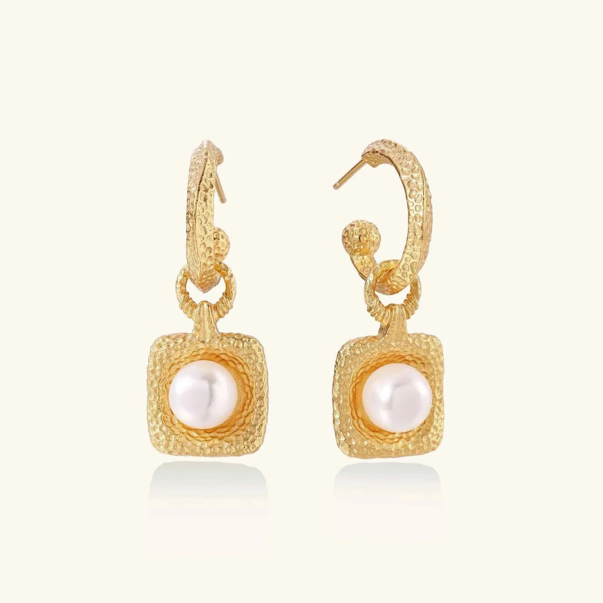 Golden Pearl Drop Hoops – Goldene Süßwasserperlen-Creolen
