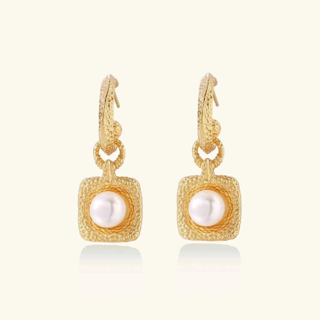 Golden Pearl Drop Hoops – Goldene Süßwasserperlen-Creolen