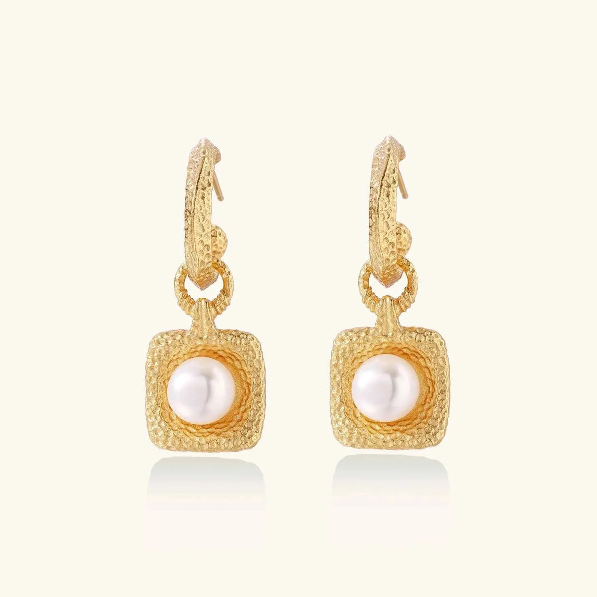 Golden Pearl Drop Hoops – Goldene Süßwasserperlen-Creolen