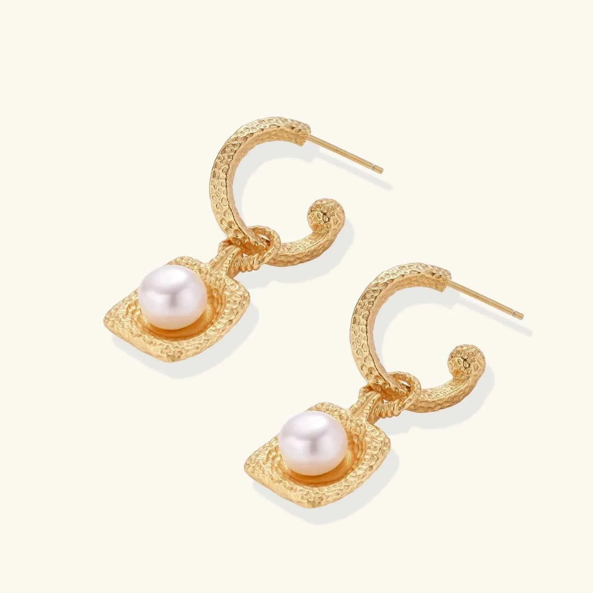 Golden Pearl Drop Hoops – Goldene Süßwasserperlen-Creolen