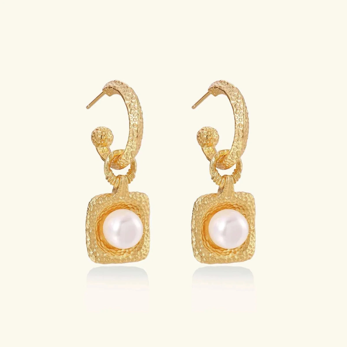 Golden Pearl Drop Hoops – Goldene Süßwasserperlen-Creolen