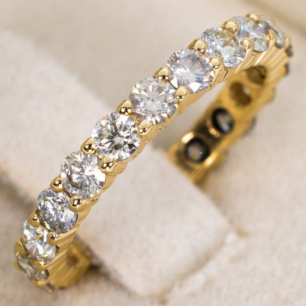 14kt Gelbgoldring mit natürlichen Diamanten und Zertifikat